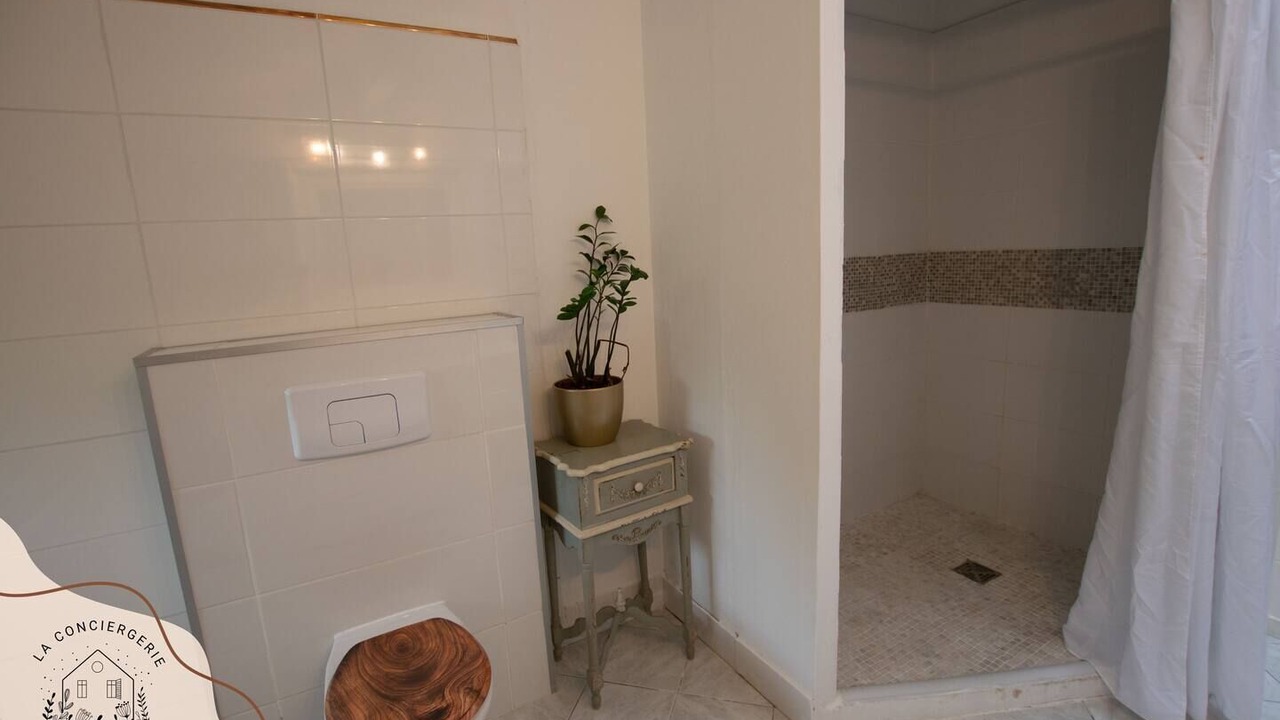 Photo of Bathroom in Lens