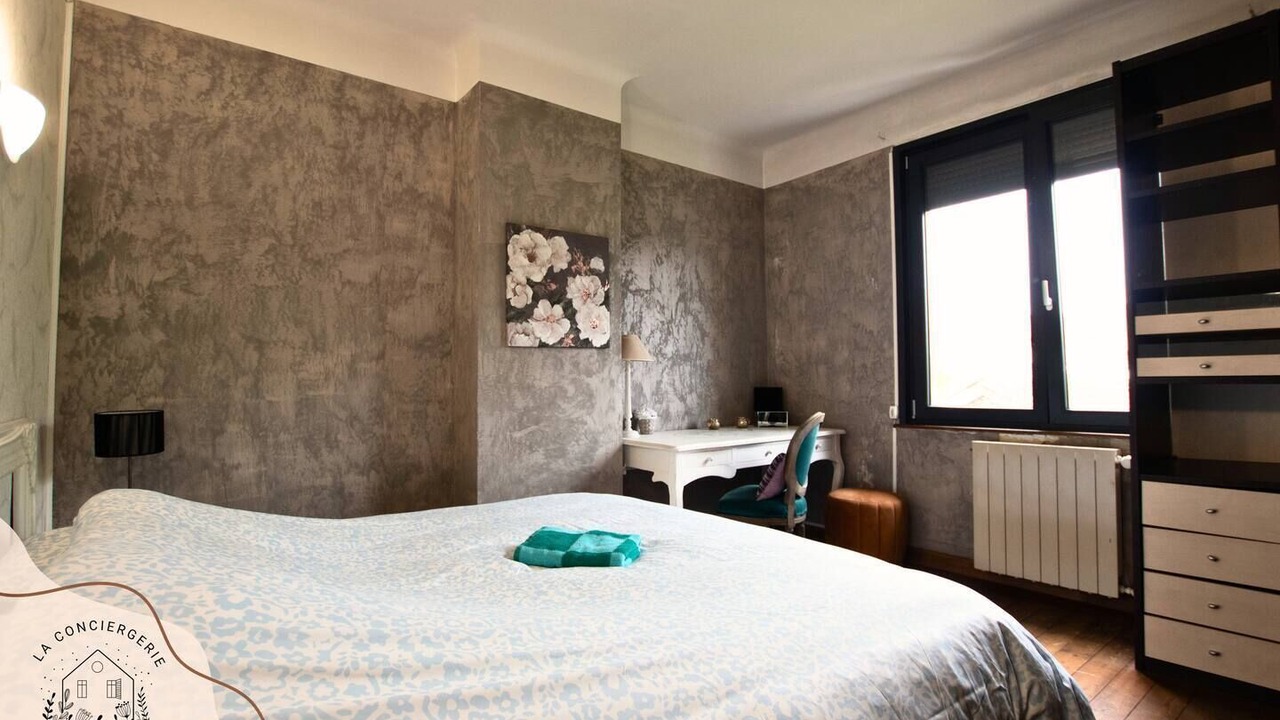 Photo of Bedroom in Lens