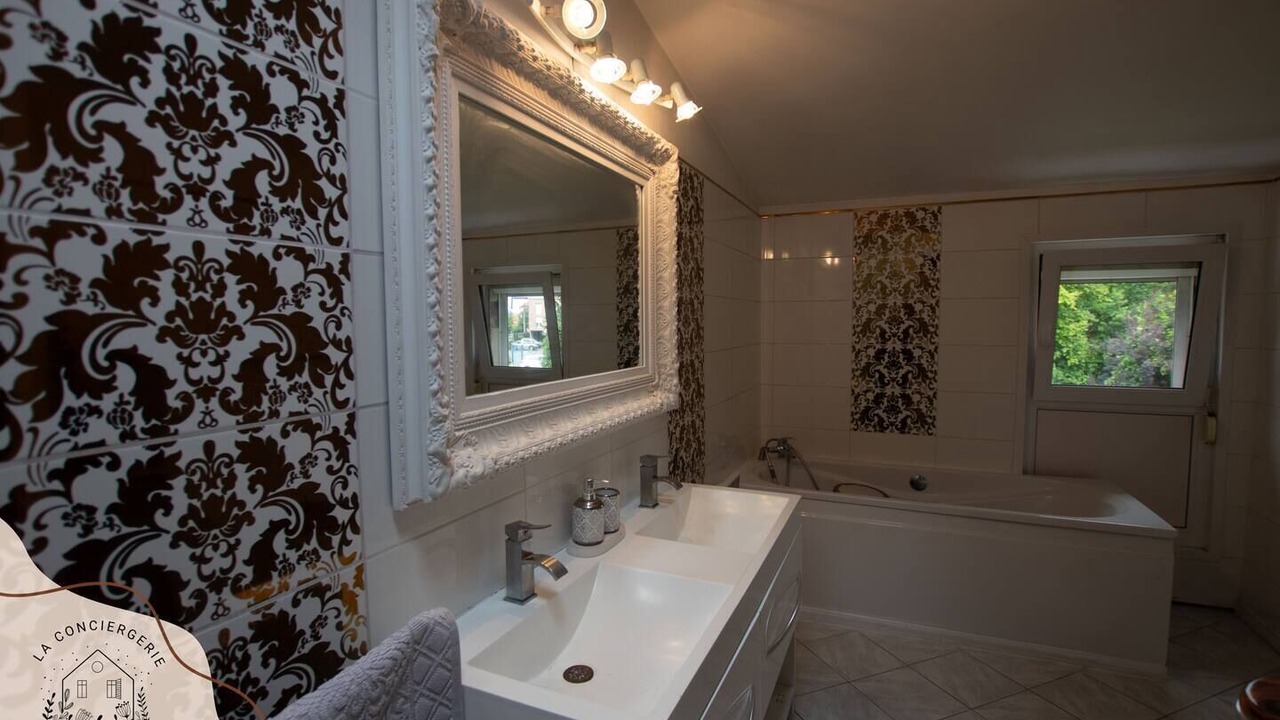 Photo of Bathroom in Lens
