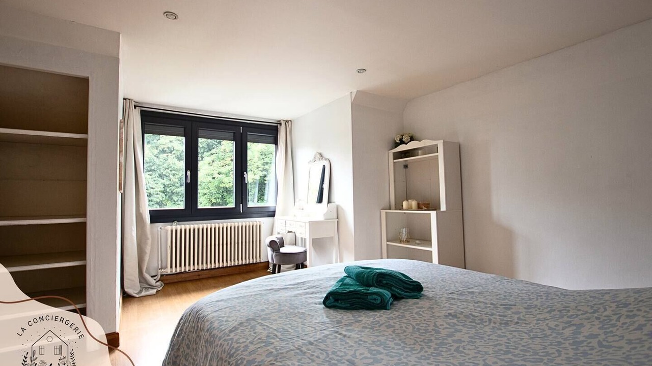 Photo of Bedroom in Lens