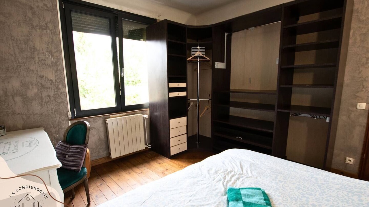 Photo of Bedroom in Lens