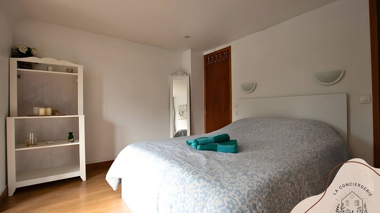 Photo of Bedroom in Lens