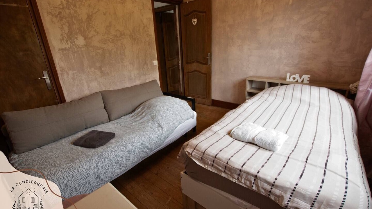 Photo of Bedroom in Lens