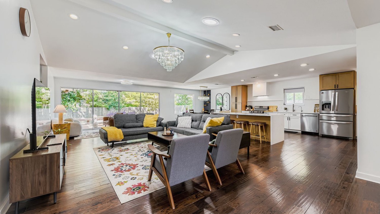 Photo of Livingroom in East Oak Hill