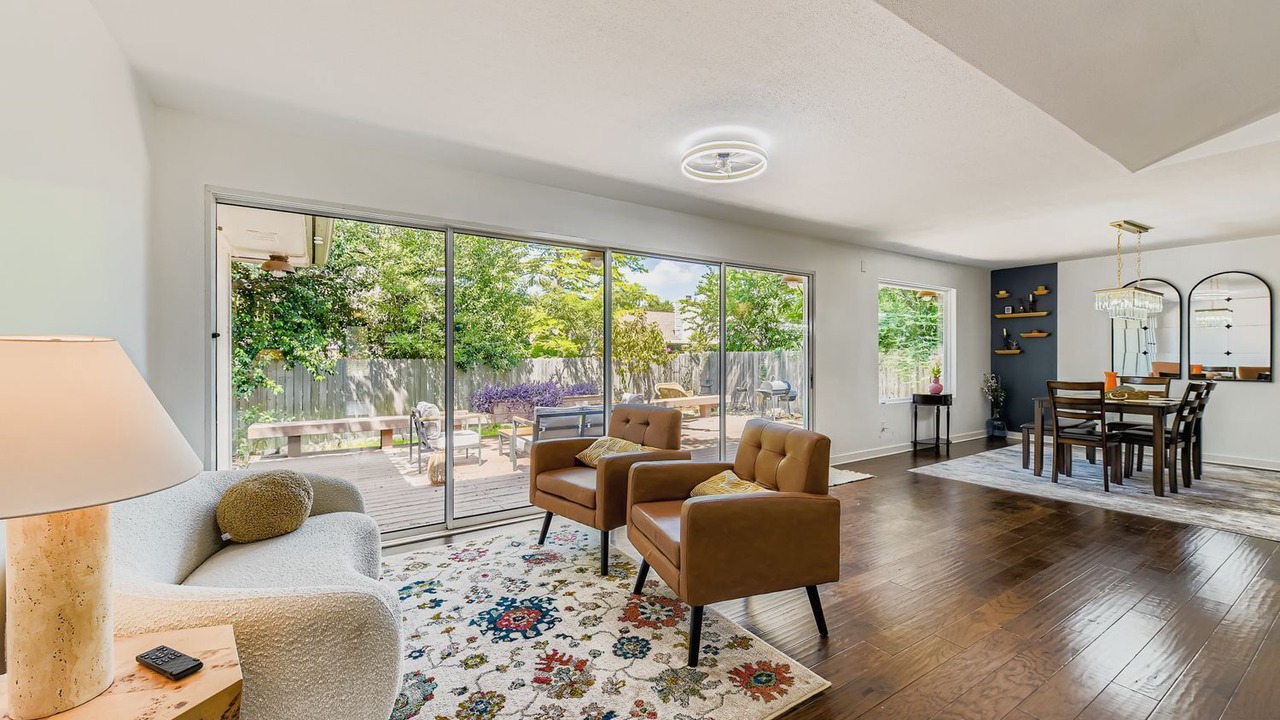 Photo of Livingroom in East Oak Hill