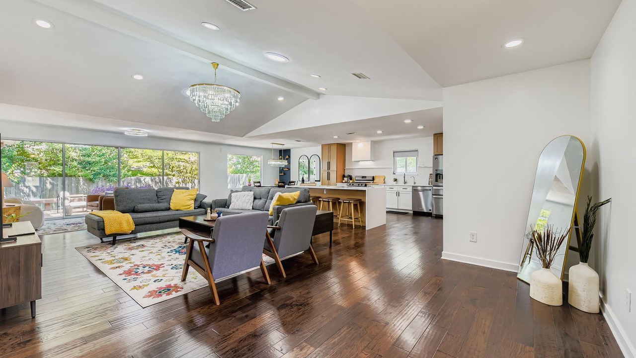 Photo of Livingroom in East Oak Hill