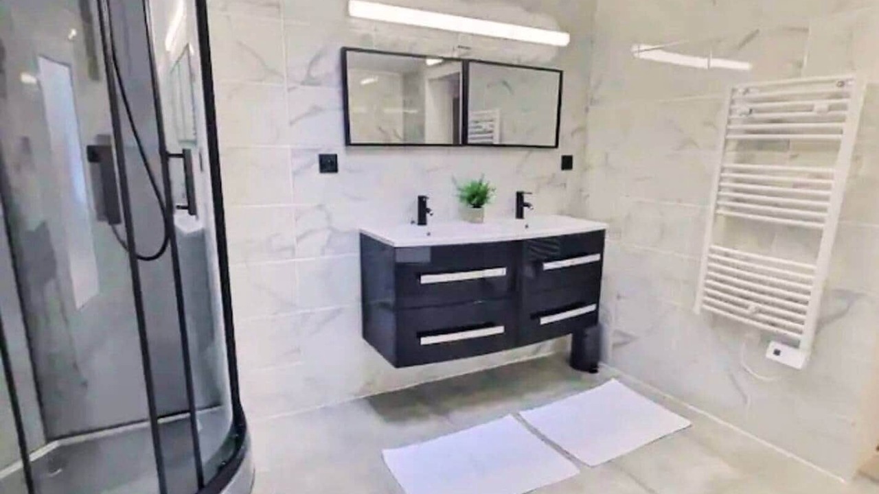 Photo of Bathroom in Downtown Angers