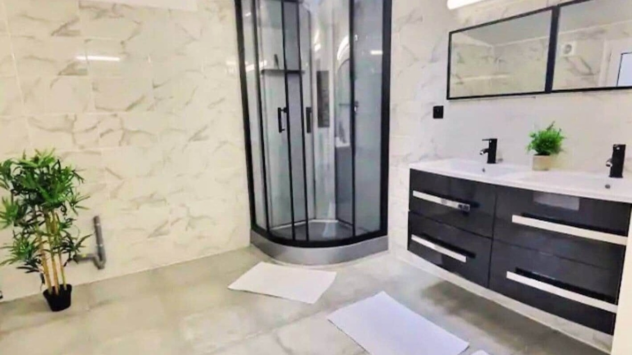 Photo of Bathroom in Downtown Angers