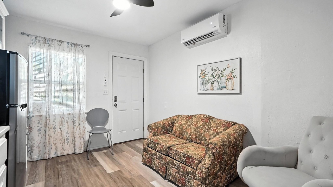 Photo of Livingroom in Sayles Blvd. Area