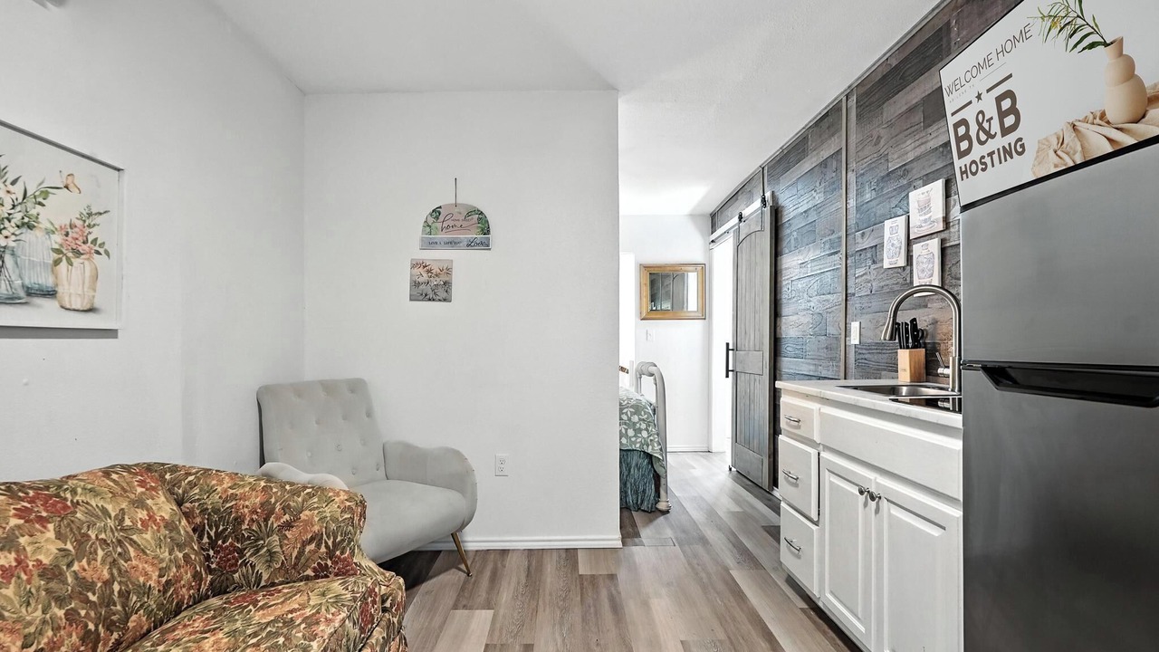 Photo of Livingroom in Sayles Blvd. Area