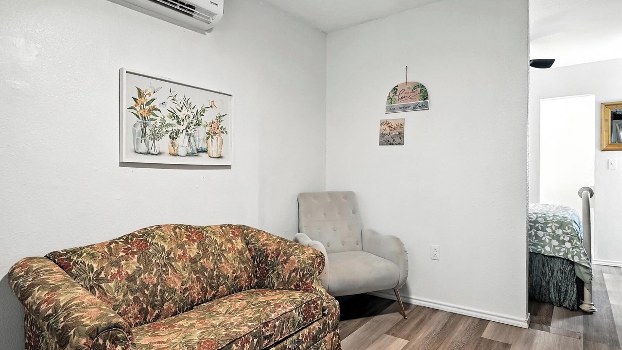 Photo of Livingroom in Sayles Blvd. Area