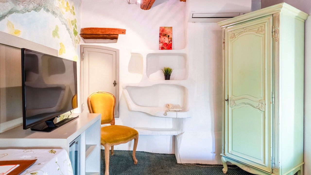 Photo of Others in Collias