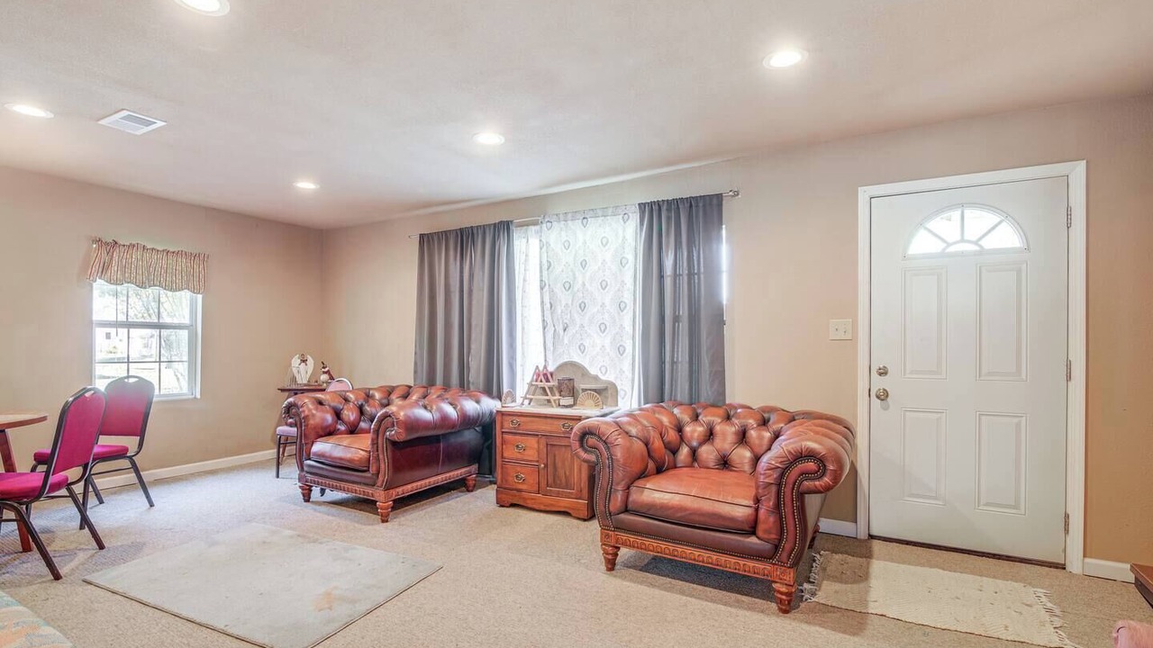 Photo of Livingroom in Poplar Grove