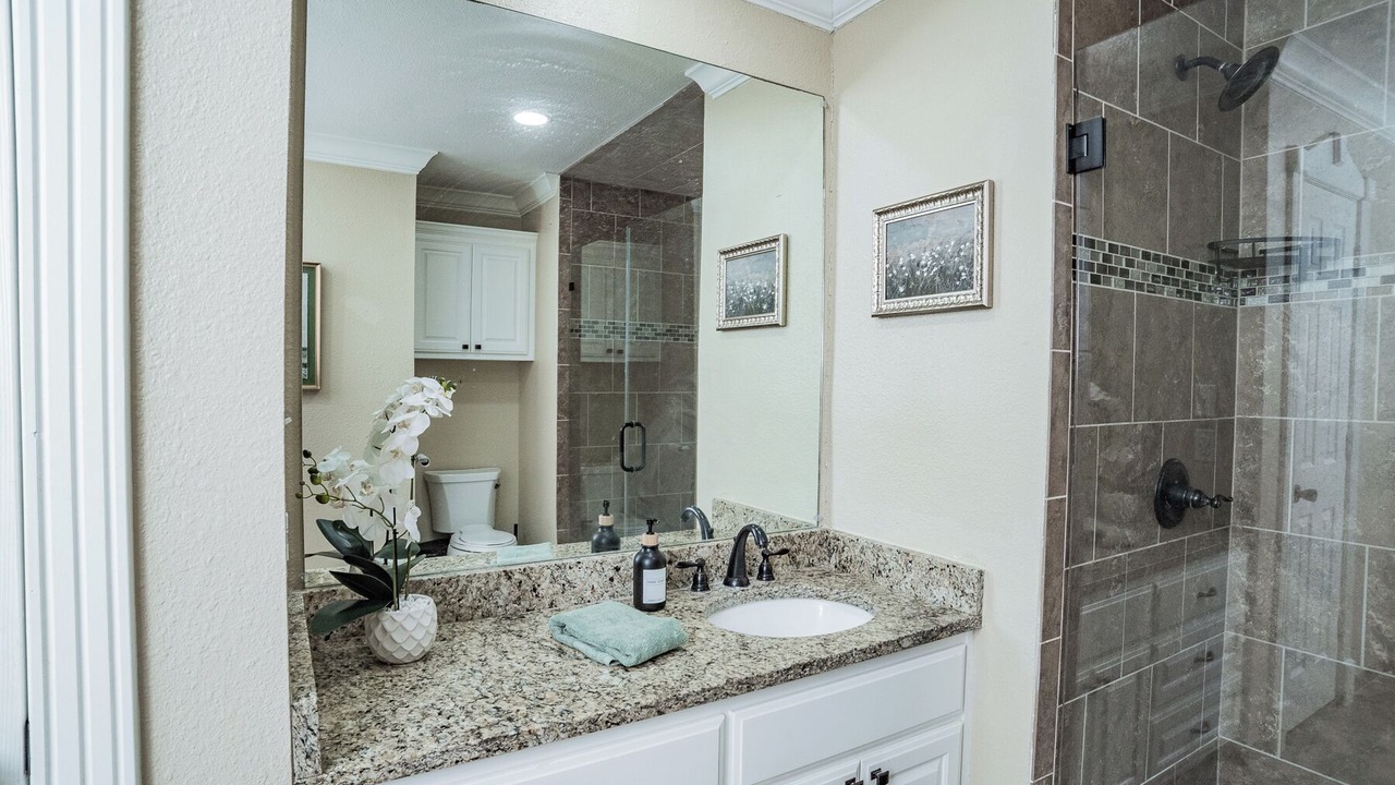 Photo of Bathroom in Luling