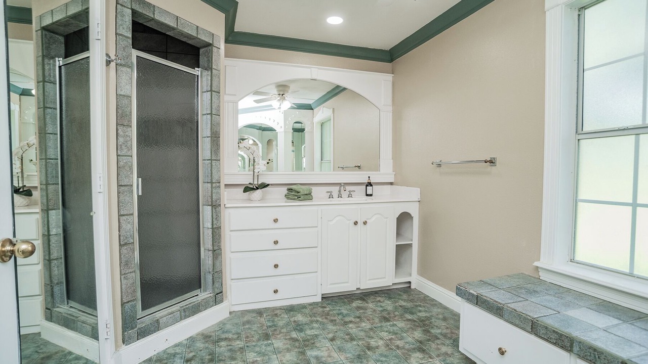 Photo of Bathroom in Luling