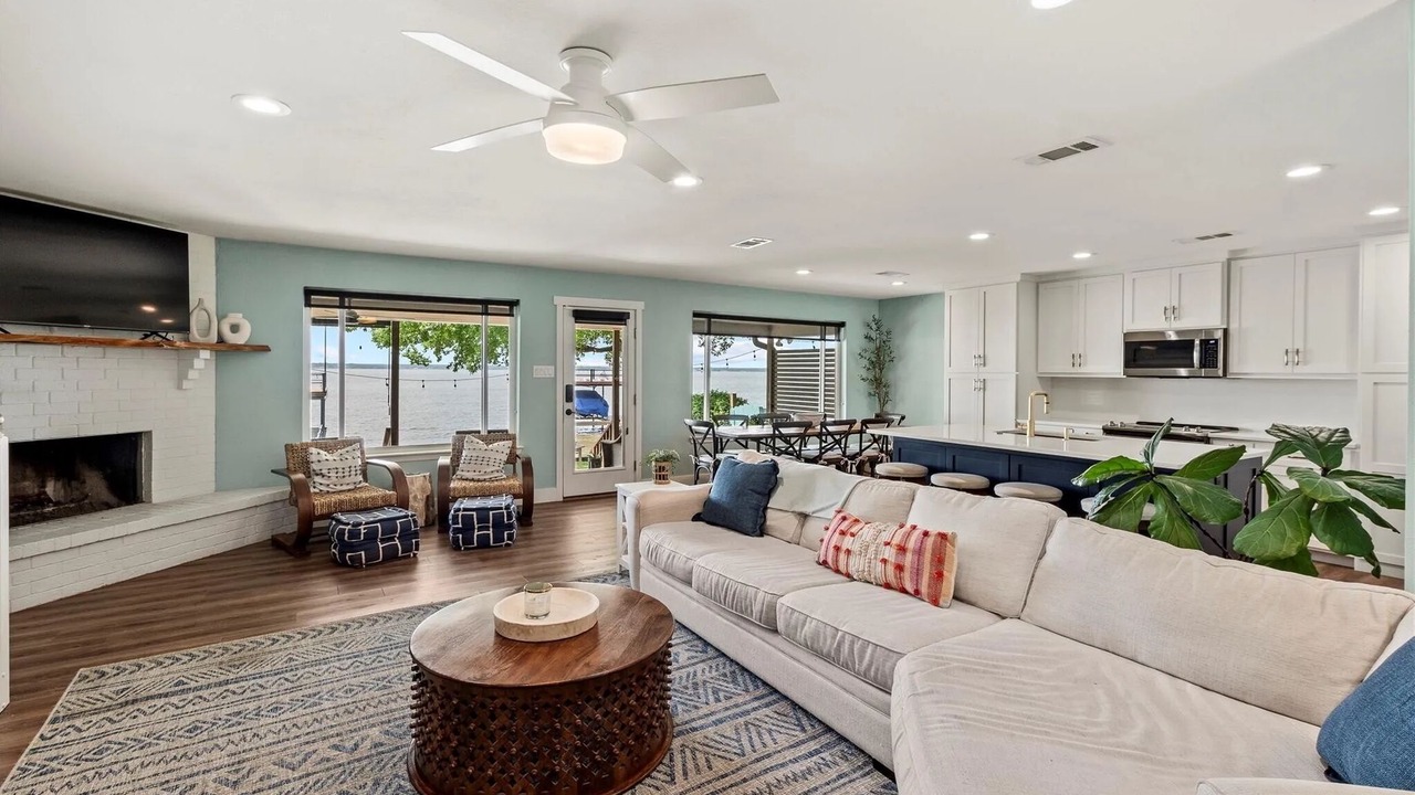 Photo of Livingroom in Gun Barrel City