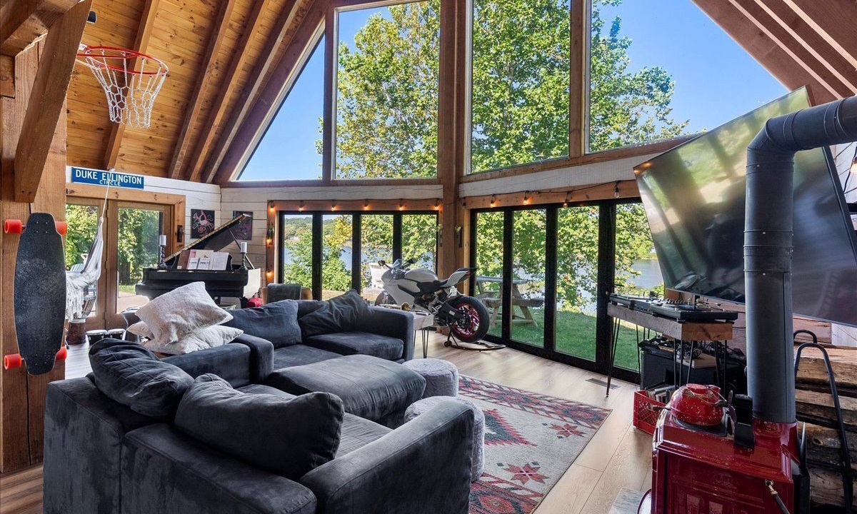 Photo of Livingroom in Newtonville
