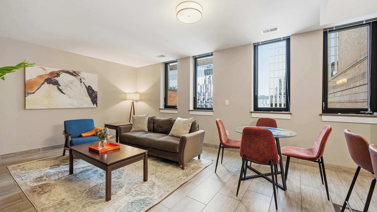 Photo of Livingroom in Capitol City