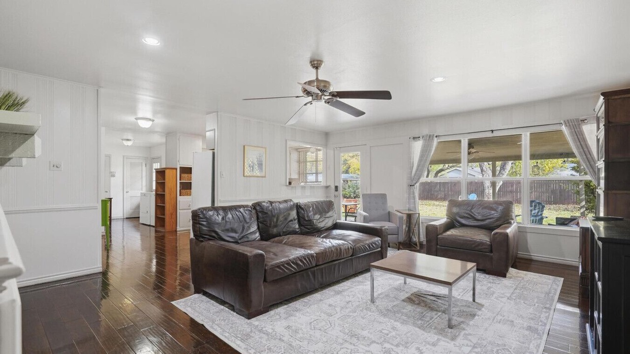 Photo of Livingroom in Elmwood Area