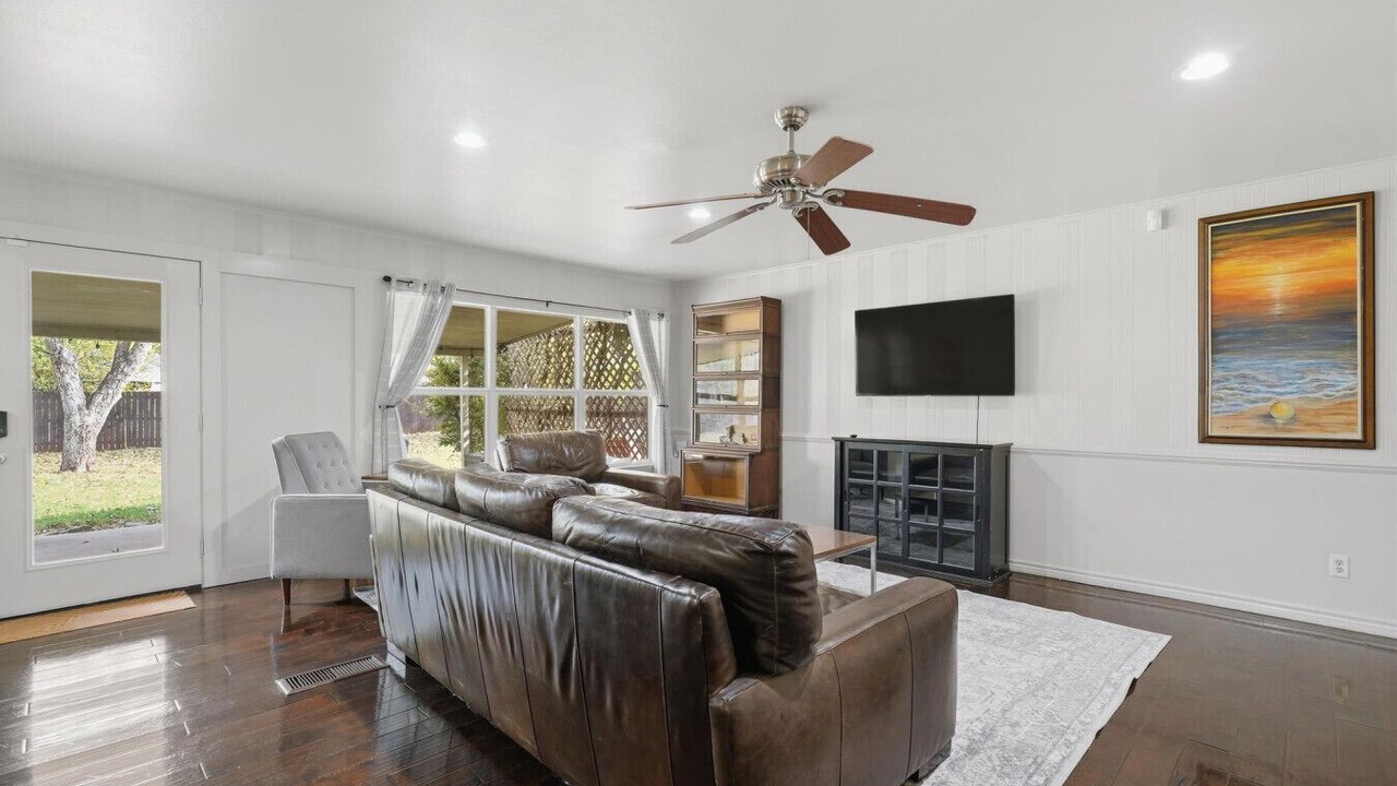 Photo of Livingroom in Elmwood Area