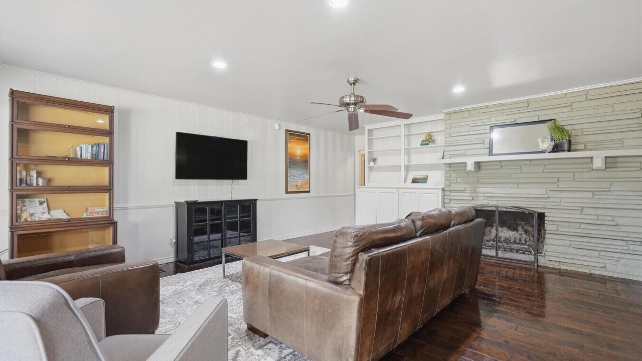 Photo of Livingroom in Elmwood Area