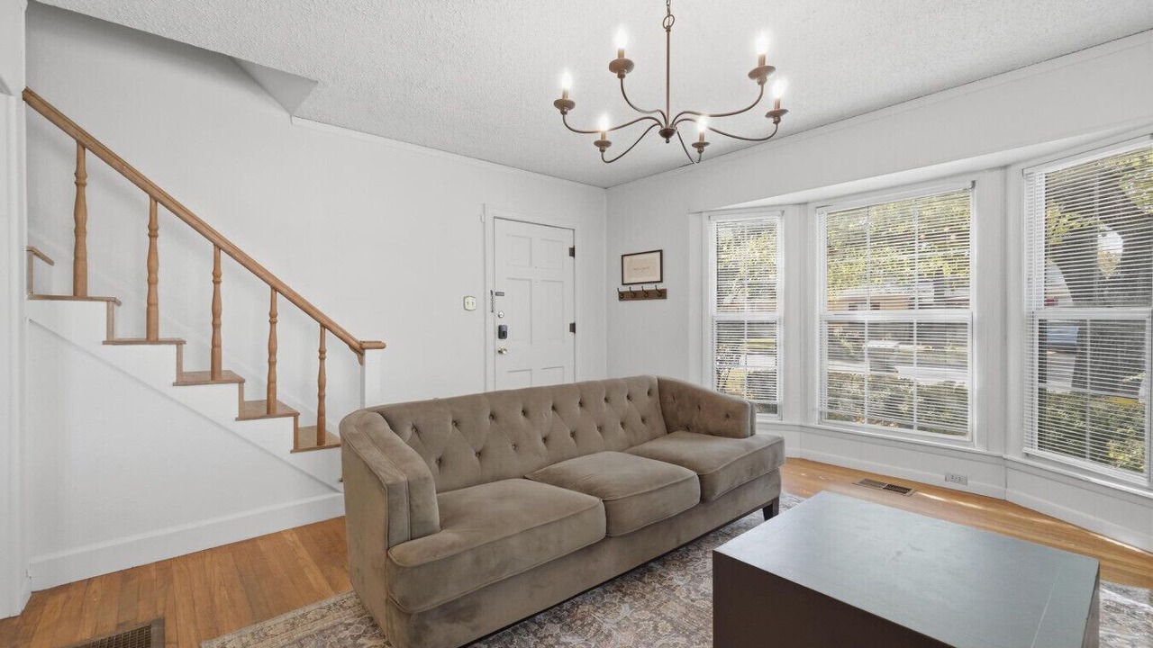Photo of Livingroom in Elmwood Area