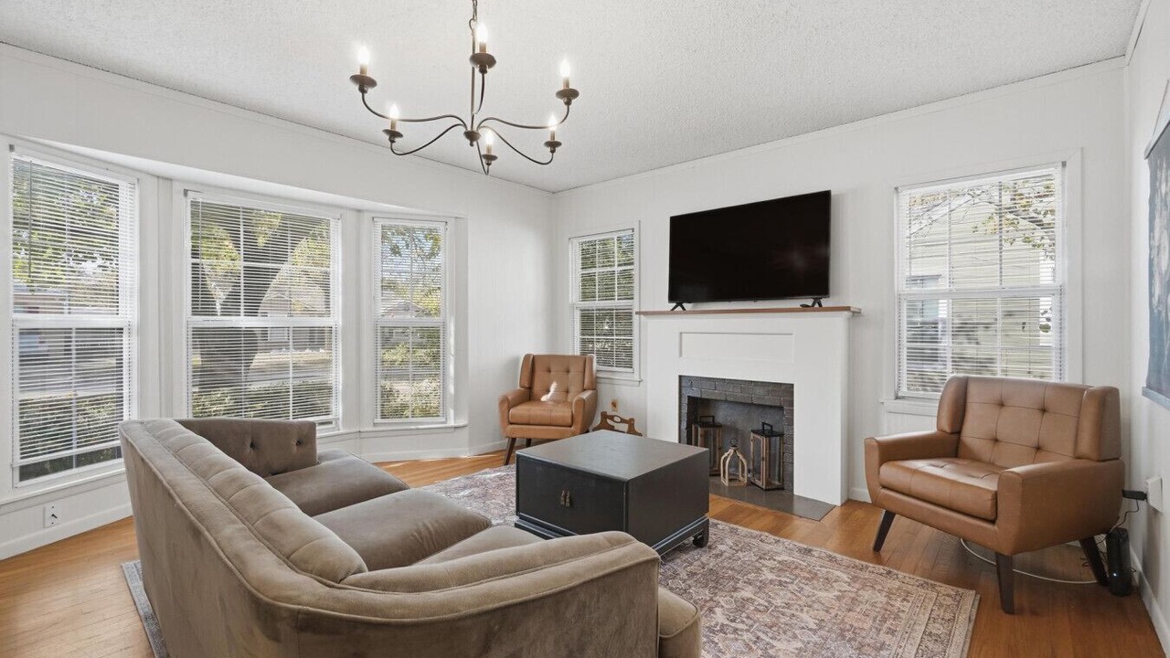 Photo of Livingroom in Elmwood Area
