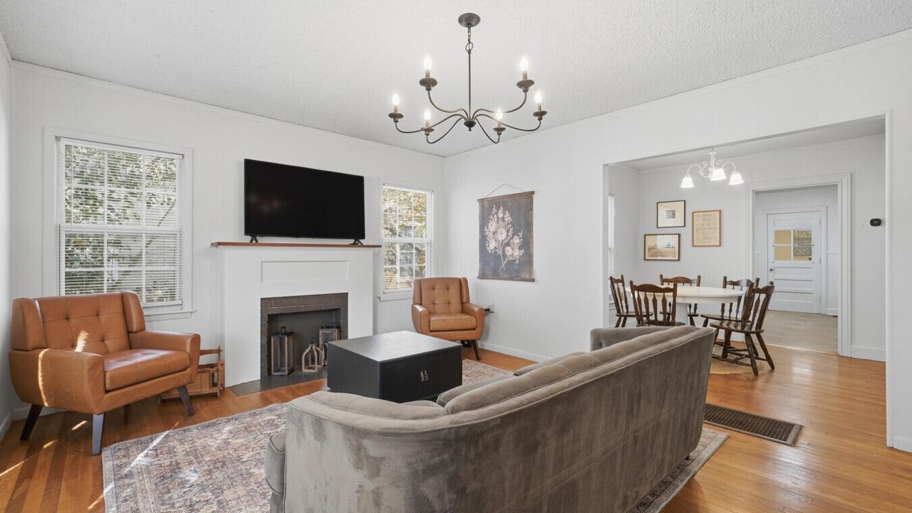 Photo of Livingroom in Elmwood Area