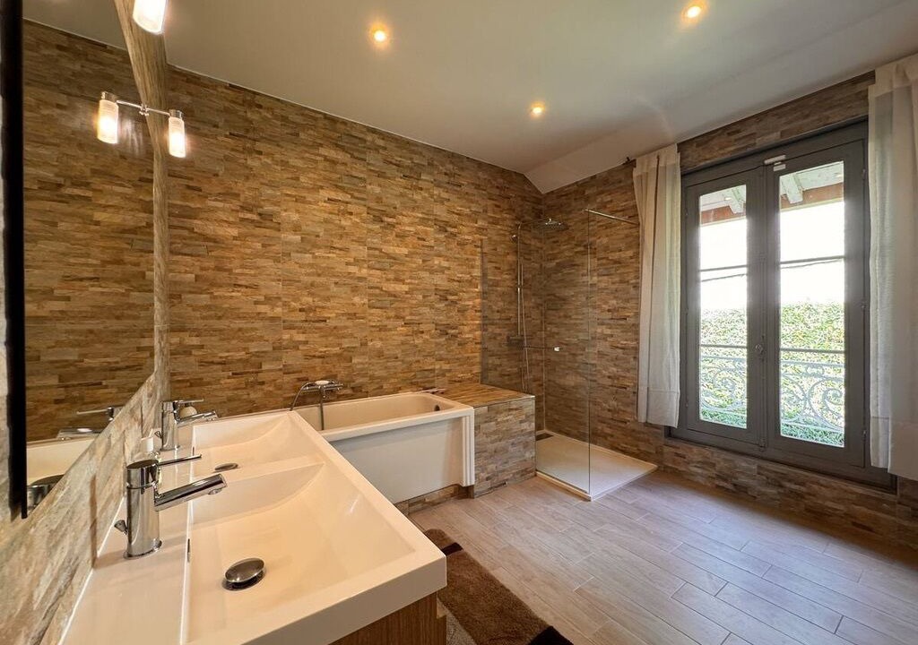 Photo of Bathroom in Vernou-la-Celle-sur-Seine