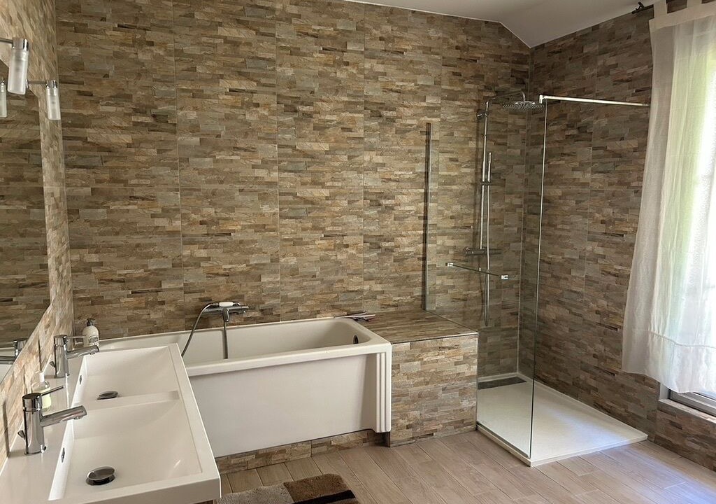 Photo of Bathroom in Vernou-la-Celle-sur-Seine