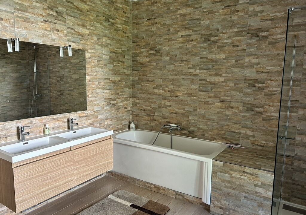 Photo of Bathroom in Vernou-la-Celle-sur-Seine