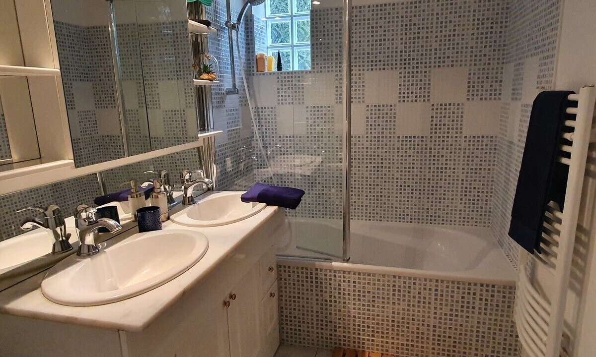 Photo of Bathroom in Les Mureaux