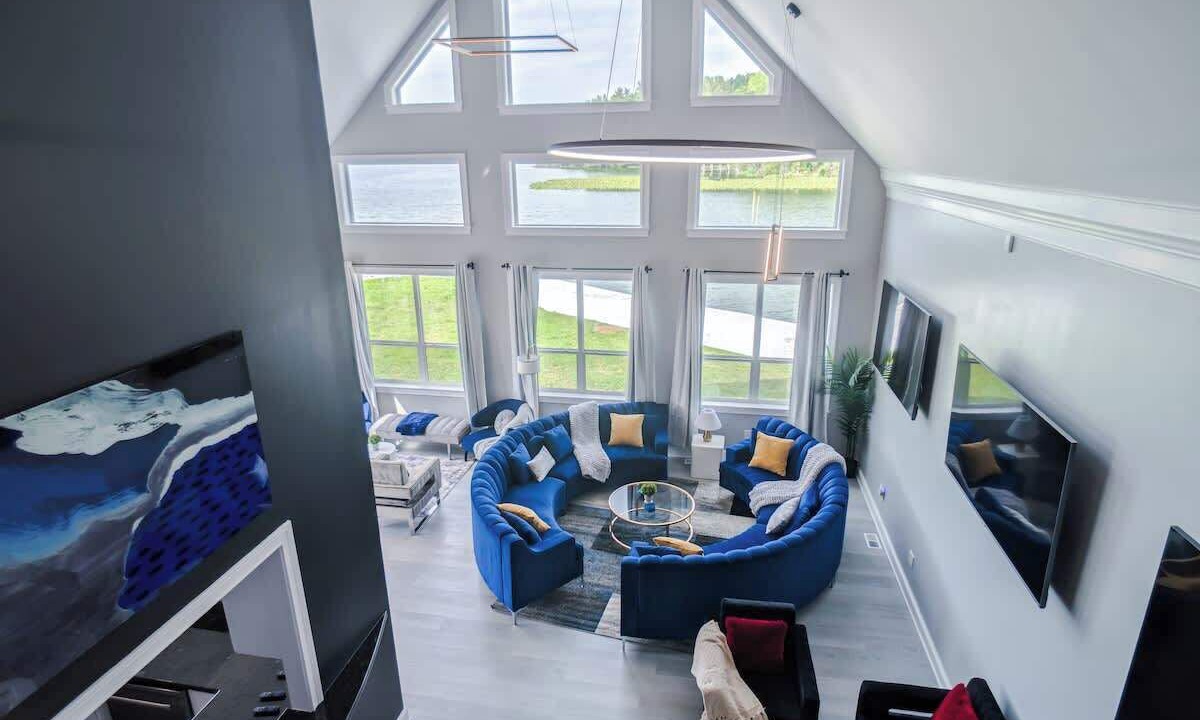 Photo of Livingroom in Summit Station