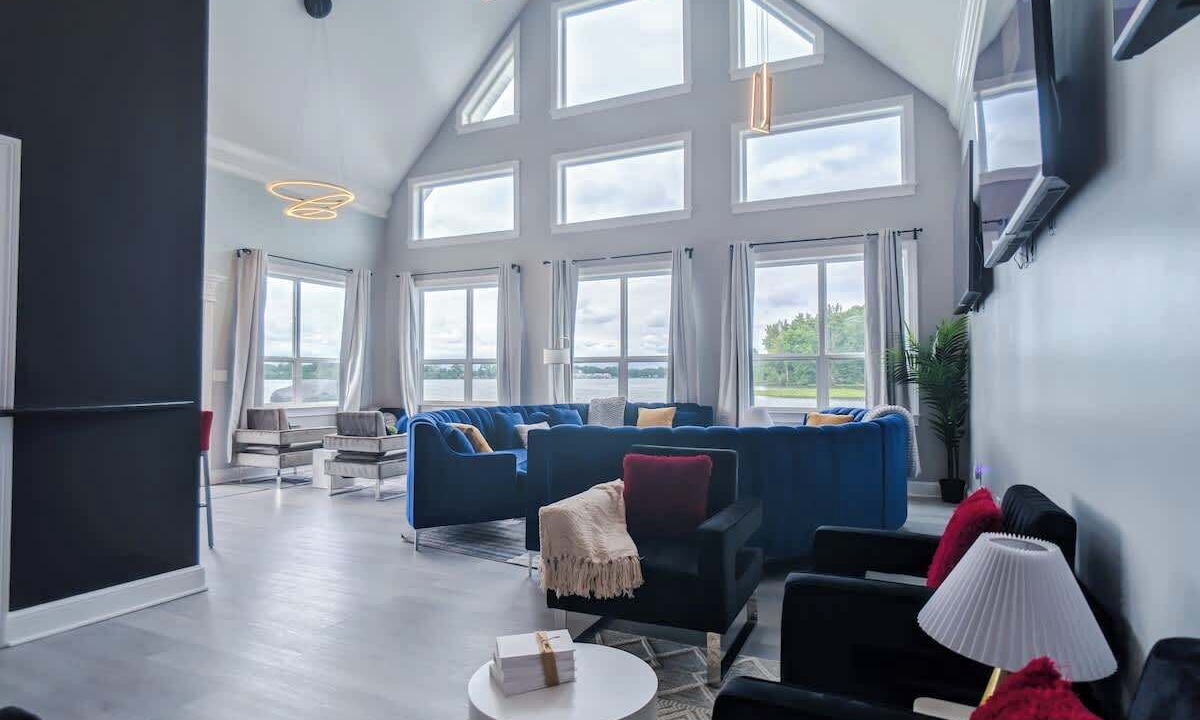 Photo of Livingroom in Summit Station