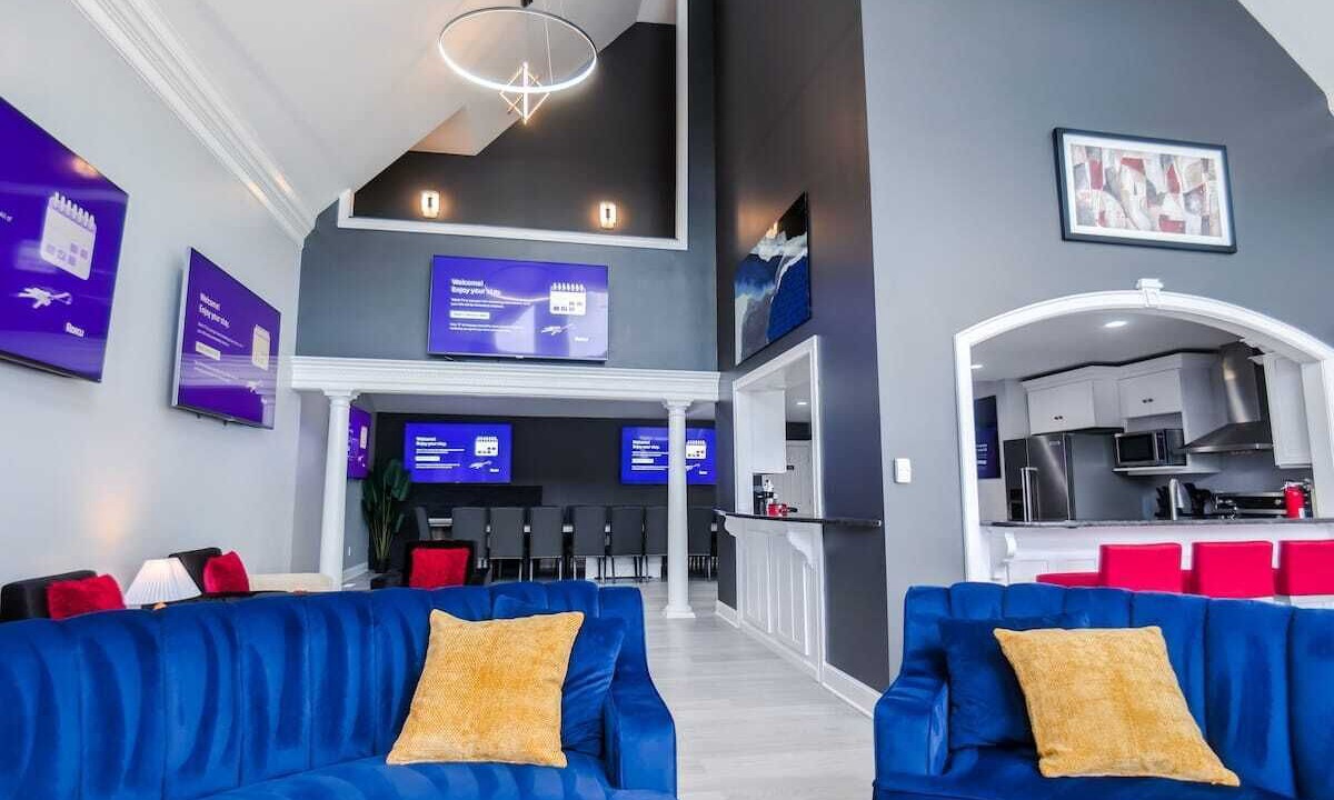 Photo of Livingroom in Summit Station