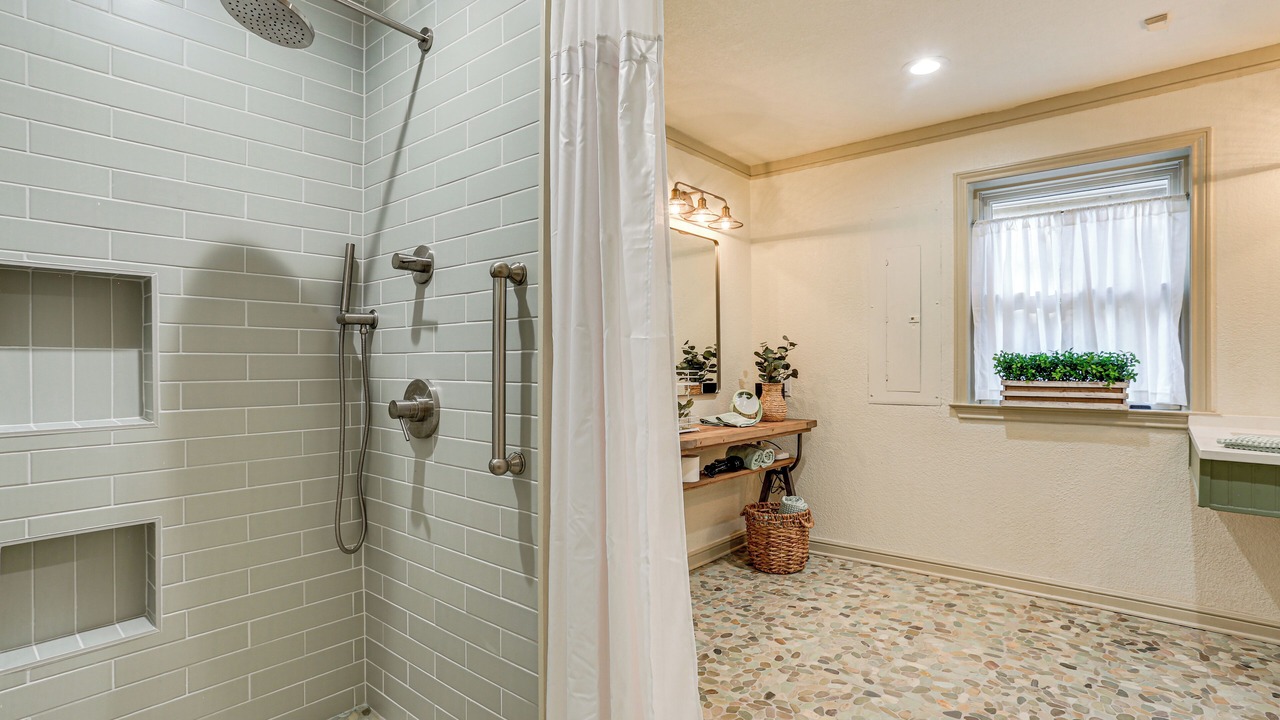 Photo of Bathroom in Pottsboro