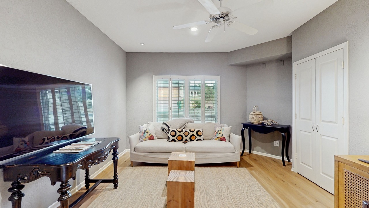 Photo of Livingroom in Horseshoe Bay West