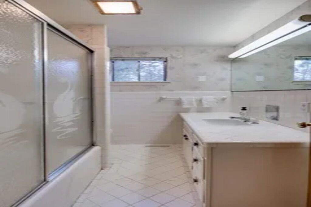 Photo of Bathroom in Lupton City