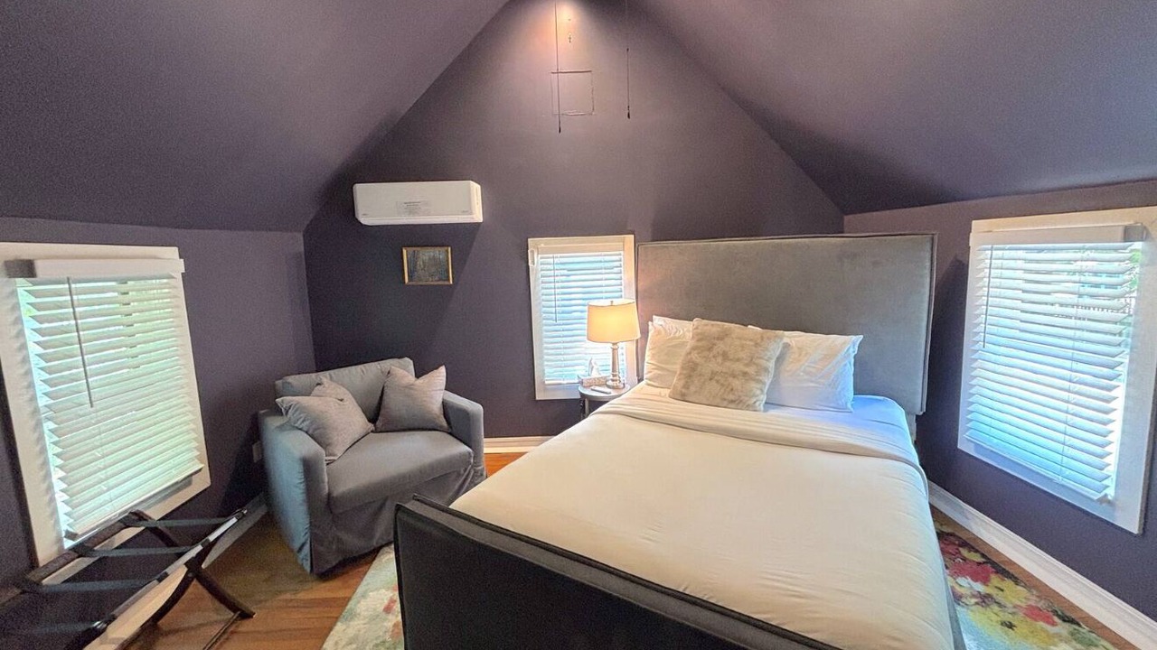 Photo of Bedroom in Eureka Springs Historic District