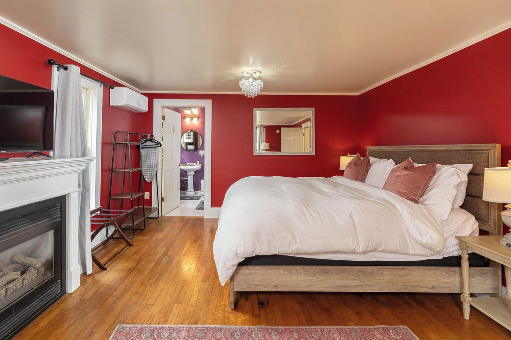 Photo of Bedroom in Eureka Springs Historic District