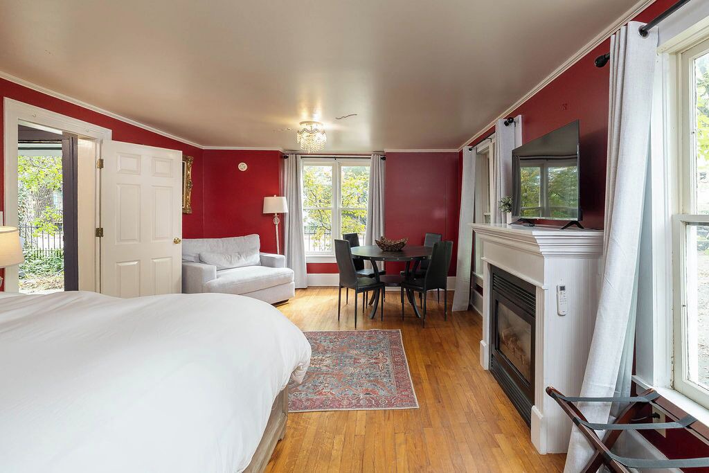 Photo of Bedroom in Eureka Springs Historic District