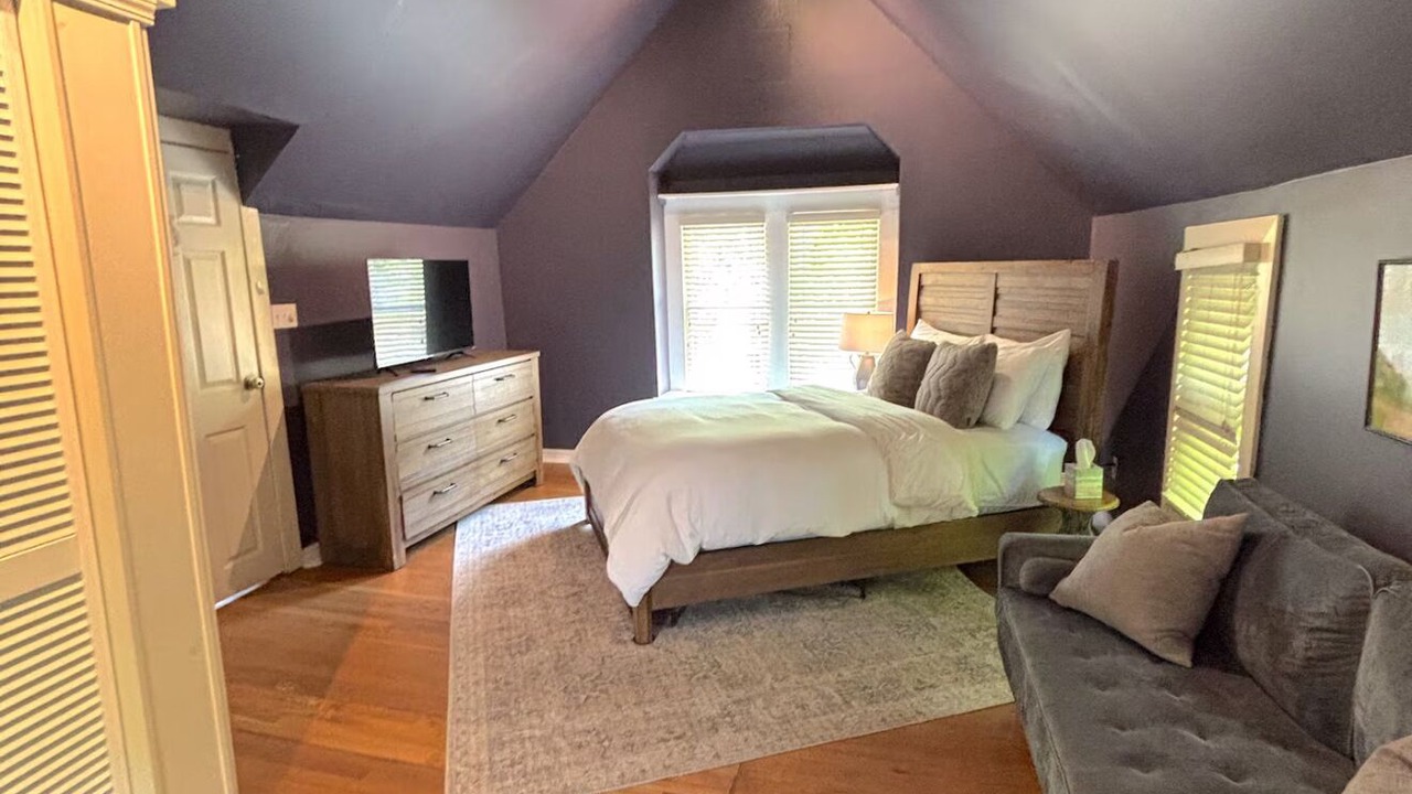Photo of Bedroom in Eureka Springs Historic District