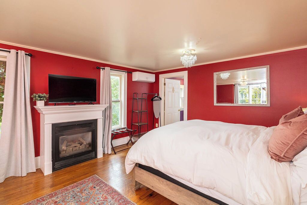 Photo of Bedroom in Eureka Springs Historic District