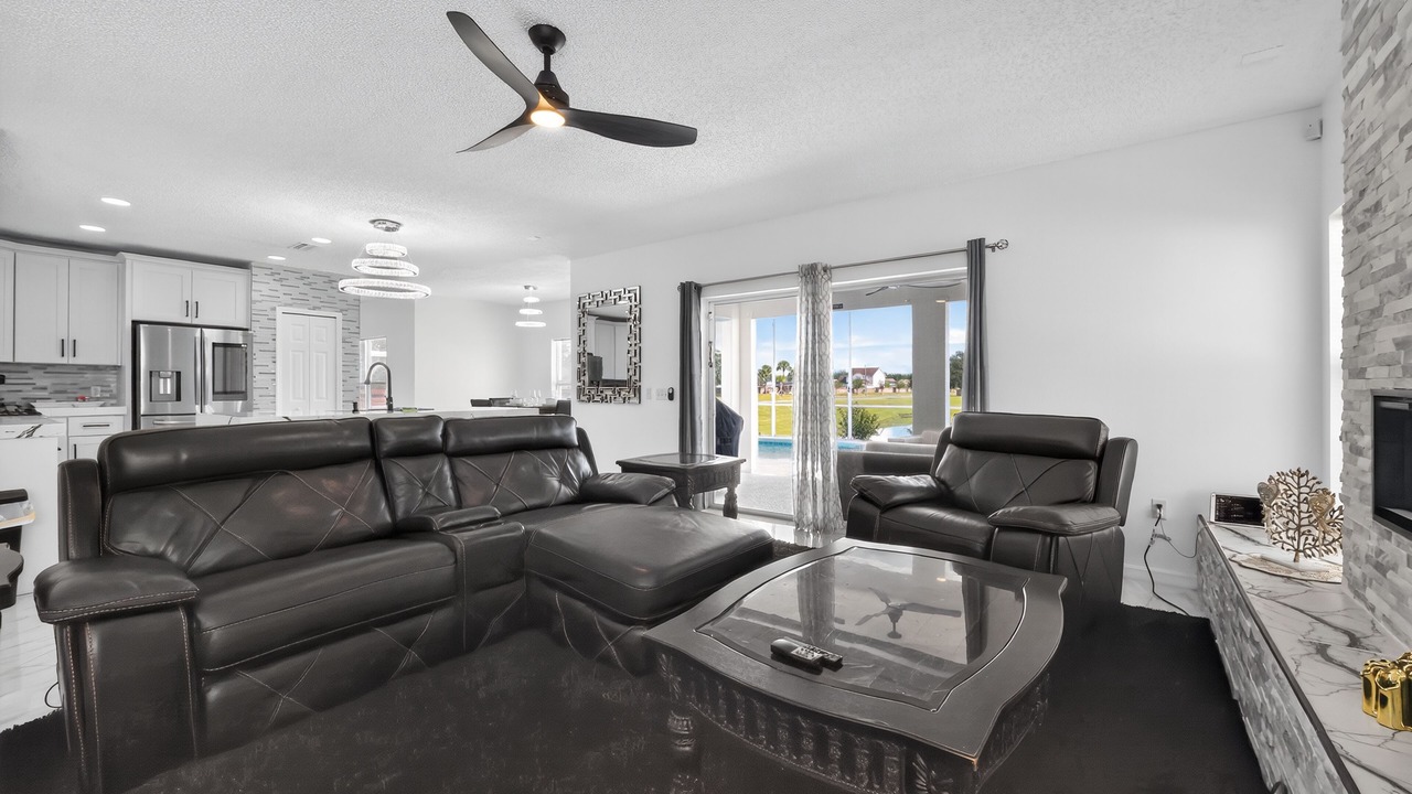 Photo of Livingroom in Crescent Lakes