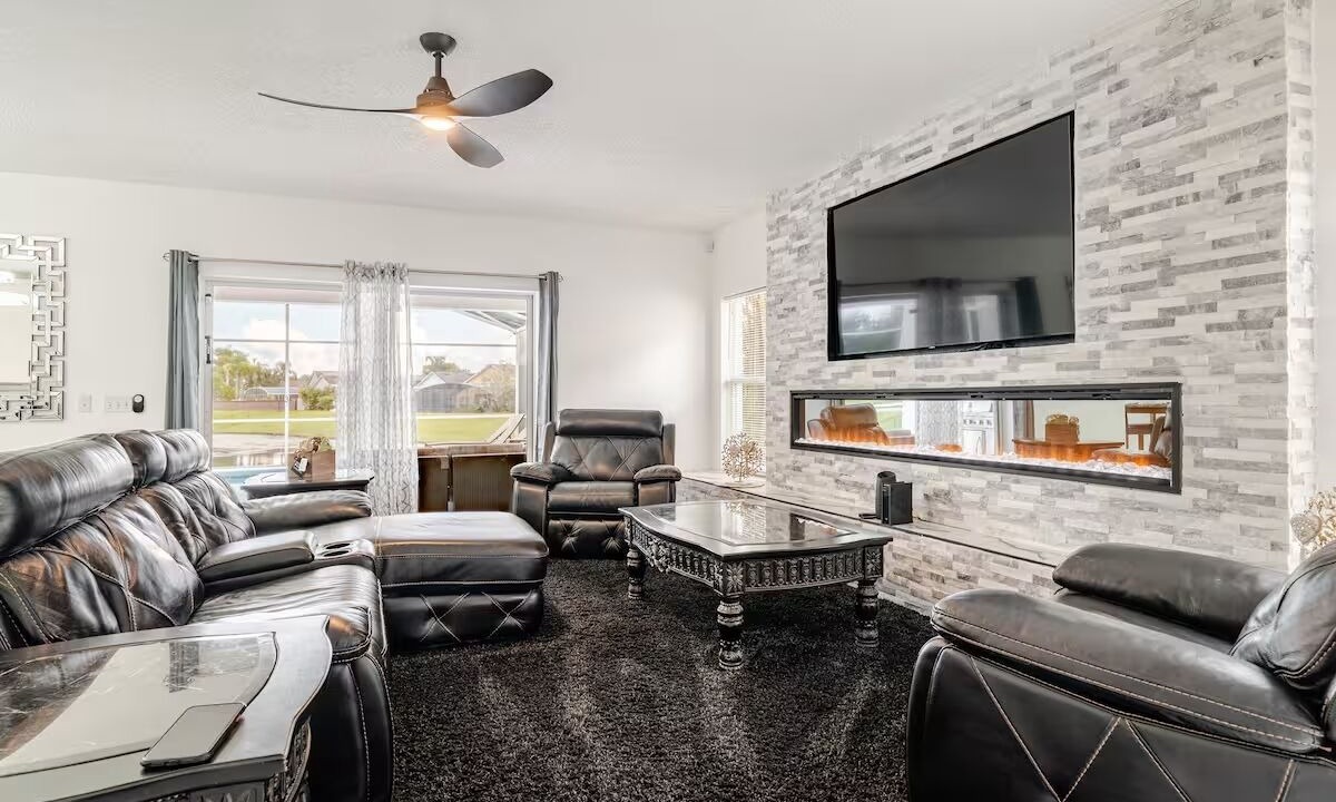 Photo of Livingroom in Crescent Lakes