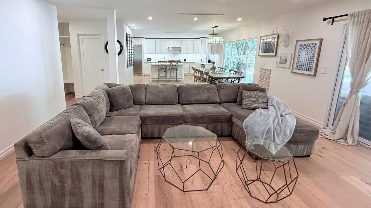 Photo of Livingroom in Woodland Hills