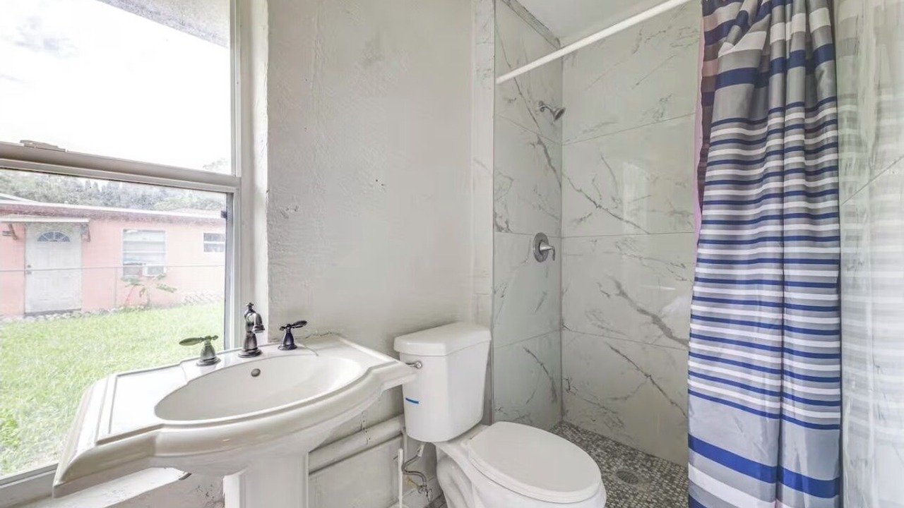 Photo of Bathroom in Lake Worth Corridor