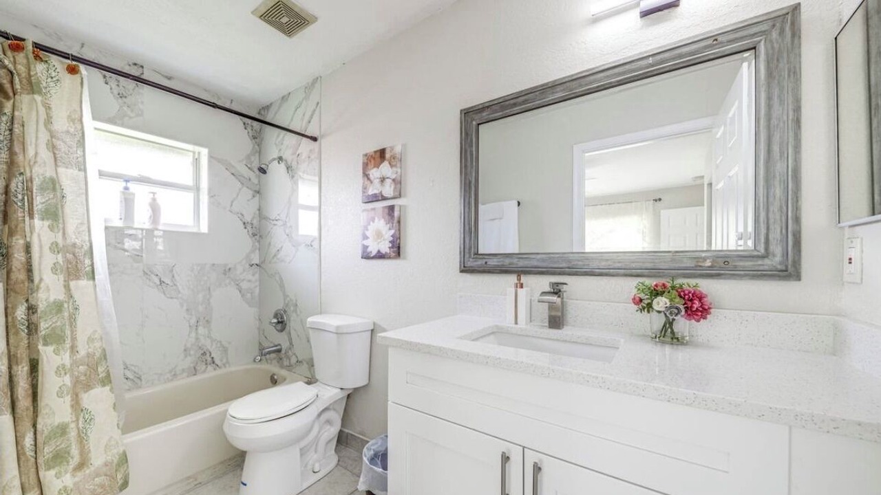 Photo of Bathroom in Lake Worth Corridor