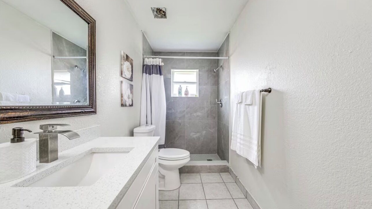 Photo of Bathroom in Lake Worth Corridor
