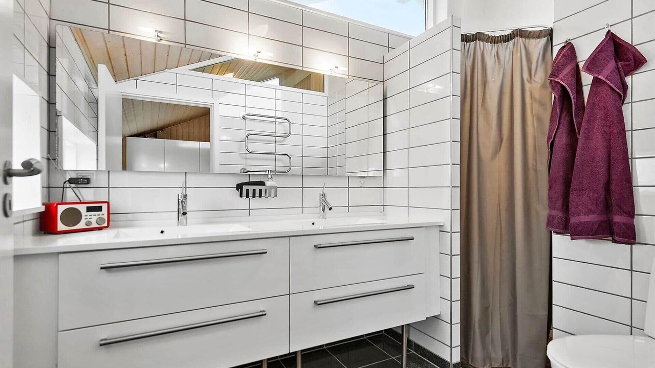 Photo of Bathroom in Beder Malling